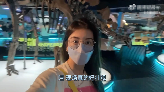 郭富城妻子独自带娃逛恐龙馆，马不停蹄赶补习班，方媛露面显疲惫