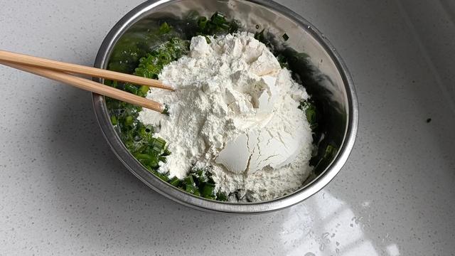 怎么做葱花鸡蛋饼，做葱花鸡蛋饼的方法和步骤（葱花鸡蛋饼的做法）