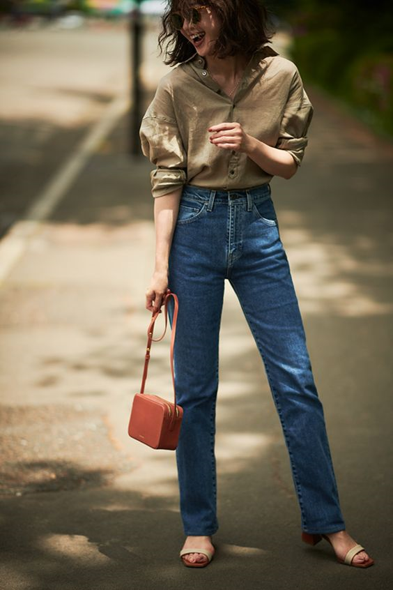 高腰牛仔裤推荐穿搭女,穿高腰牛仔裤的女生(裤子再多还不如一条牛仔裤