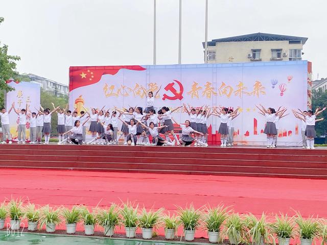 现代舞串词，青春活力现代舞串词（青春向未来”---仪陇县实验学校庆五四文艺演出）