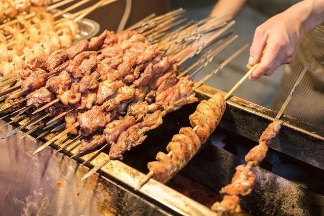 兰州夜市小吃哪里最好，兰州最热闹的夜市（兰州正宁路夜市重“食”人间烟火）