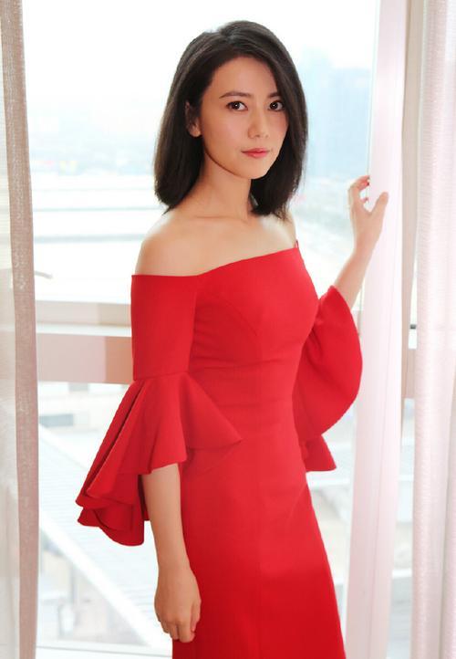 额头窄脸宽适合什么发型，额头宽方短脸适合什么发型（40岁+的女人别总留长发）