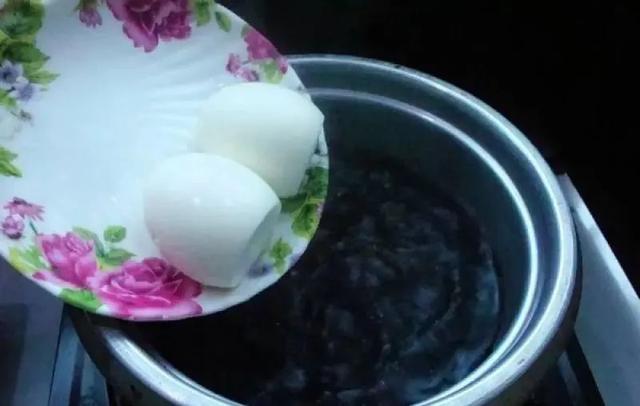 蛋酒的做法，核桃蛋酒的做法（家常美食：黑豆蛋酒汤）
