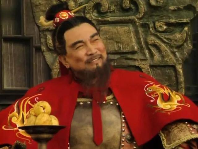 曹操是个怎样的人，观沧海中曹操是个怎样的人（三国：曹操到底是奸臣还是枭雄）