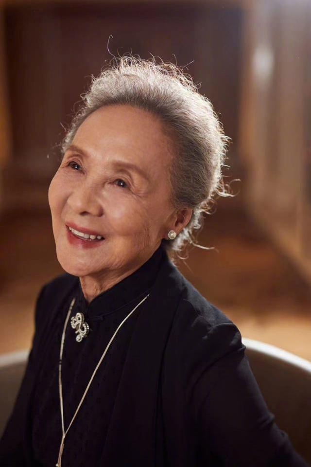 女人梦见自己穿新衣服很漂亮，女人梦见自己穿新衣服很漂亮合身（84岁“国民奶奶”真时髦）