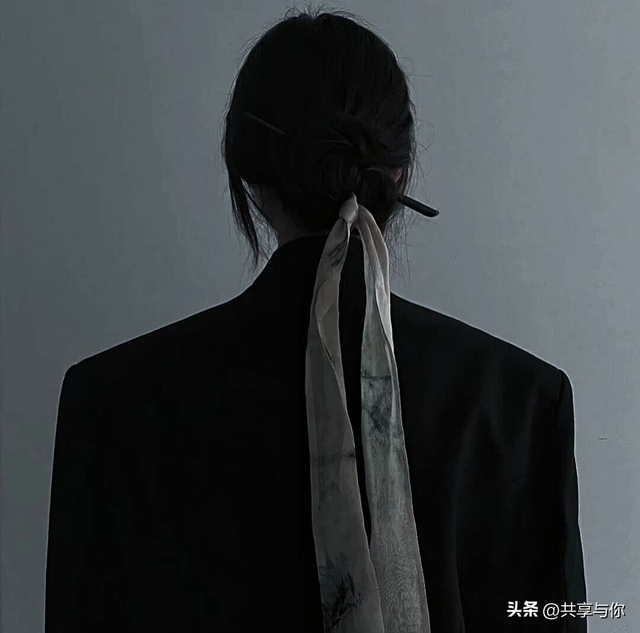 酷酷的图片女高冷，酷酷帅气的女生头像 一点点高冷呐微信（黑色系背影高冷霸气冷淡女生头像）