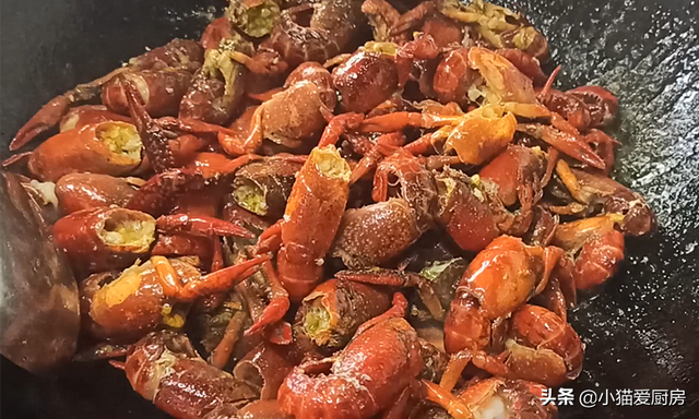 小龙虾的做法大全 蒜蓉小龙虾六步做法，小龙虾的做法大全（就是汤汁拌饭也特别香）