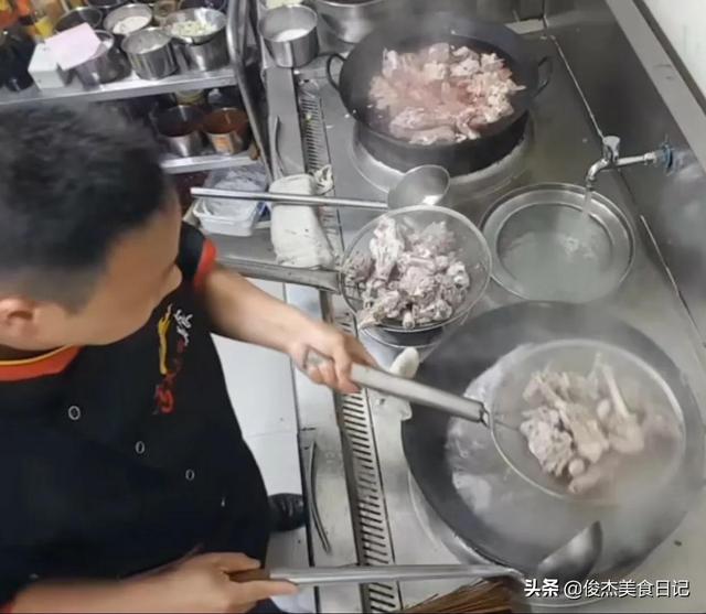 煮羊骨头的正确方法与配料，熬羊骨头汤的正确步骤（麻辣五香羊骨头的正确做法）