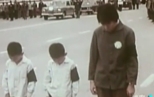 社会黑纸白字图片，白纸黑字图片（1976年天安门毛泽东画像披上黑纱）