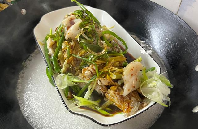 蒸鱼豉油怎么用，蒸鱼豉油做什么菜可以用（清蒸鱼时，放花生油还是玉米油）