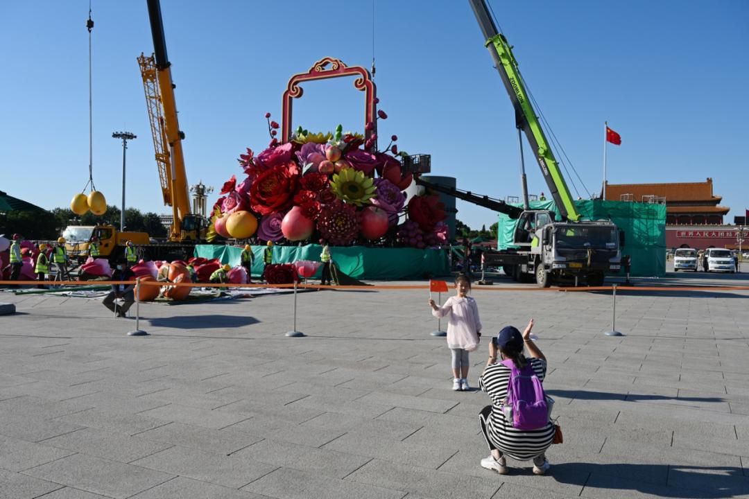 国庆节摆花造型图片，天安门广场布置花篮迎国庆