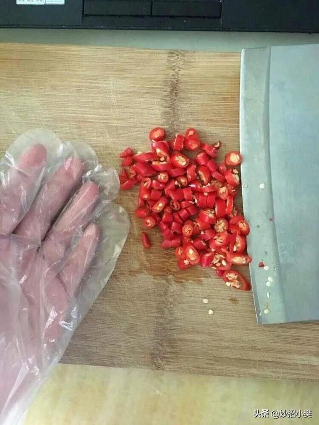 切辣椒后手很辣怎么办，切辣椒后手很辣怎么办呢（切辣椒后手部火辣辣怎么办）