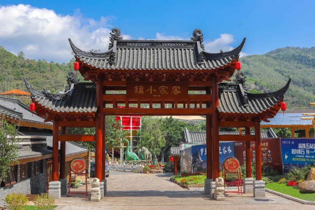 客家小镇融合岭南建筑,南洋建筑,围屋,汉代建筑等各种特色建筑风格