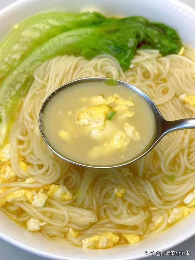 青菜面怎么做好吃，怎么做简单的青菜面条（5分钟就能搞定的面条）