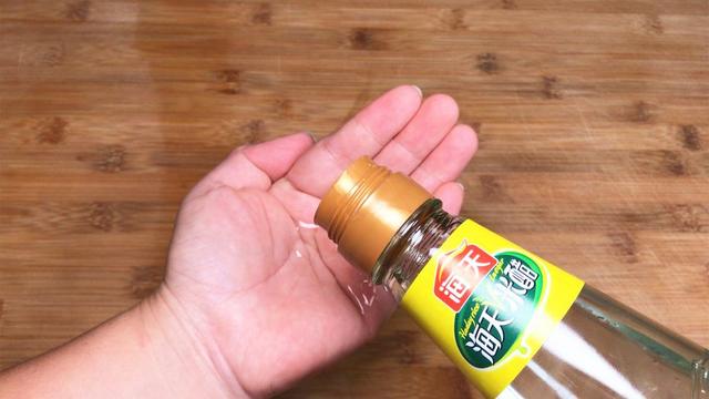 白醋的10个小妙用，把白醋倒在手心一搓