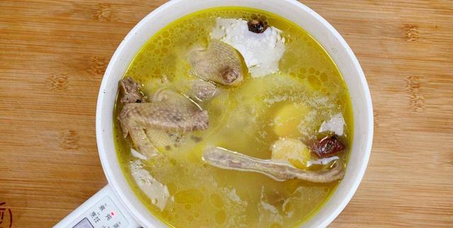 鸽子汤怎么炖好喝又营养，炖鸽子汤怎么炖好喝（建议女人：冬天常喝这肉汤）
