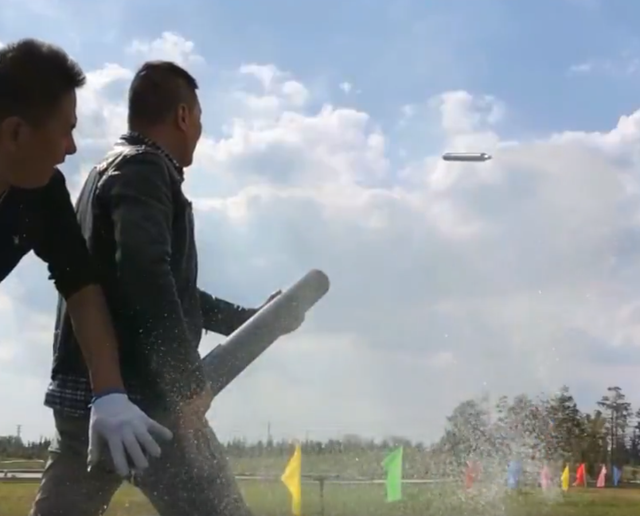 水火箭的工作原理是什么，水火箭的原理及制作方法（江苏大叔成功发明水火箭）