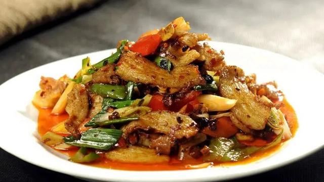 新鲜肉怎么炒好吃，炒菜的肉怎么炒好吃（生爆五花肉的家常做法）