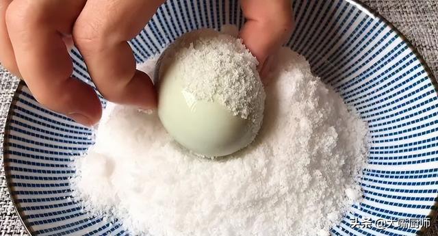 鸭蛋怎样做才最好吃，黑皮烤鸭蛋怎样吃好吃（鸭蛋用白酒泡一泡）