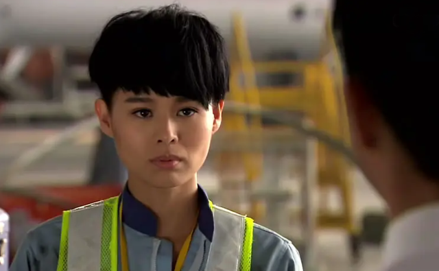令人意外的是,2015年有份出演《冲上云霄2》的胡杏儿,身材特别消瘦.