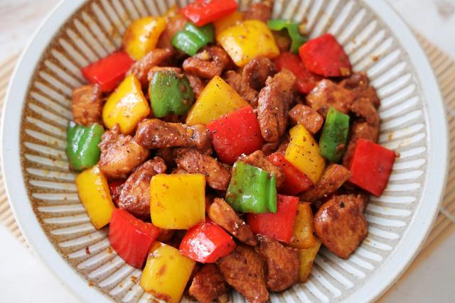 彩椒炒鸡胸的做法，辣椒炒鸡胸肉家常做法（过年要试试这道家常菜）