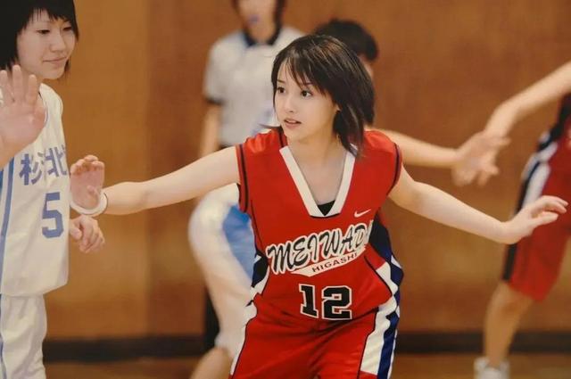 日本明星泽尻英龙华，吸毒被捕前一晚被狗仔拍下最美背影