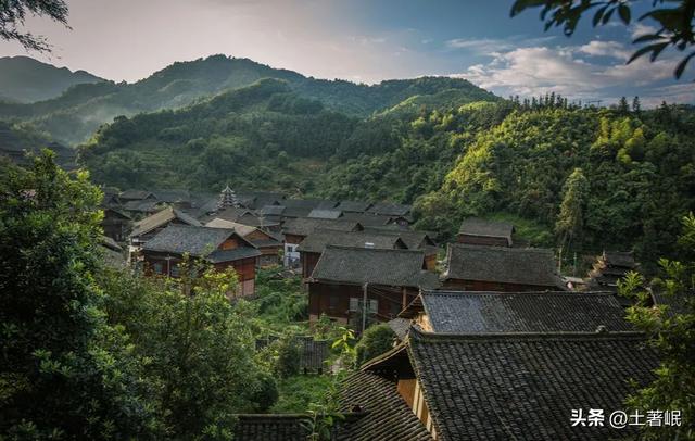 青山依旧在下一句，青山依旧在几度夕阳红的意思（青山依旧在，乡愁亦不愁）