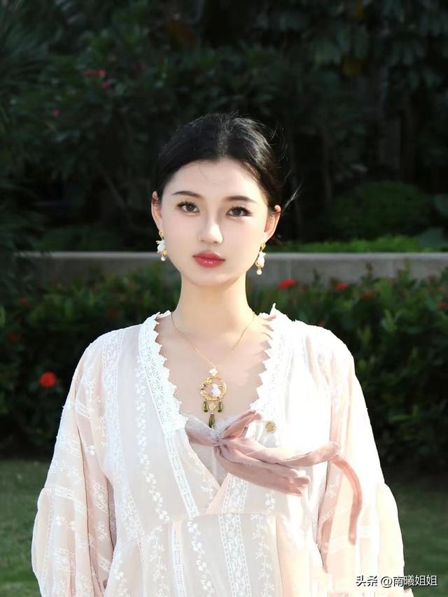 宽脸适合的发型，适合脸宽女生的刘海造型（看舒淇、王菲就知道）