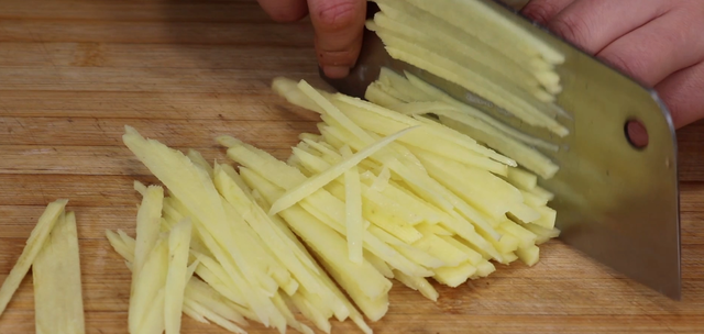 切土豆丝的技巧，怎么样炒土豆丝（马上切得细如头发丝）