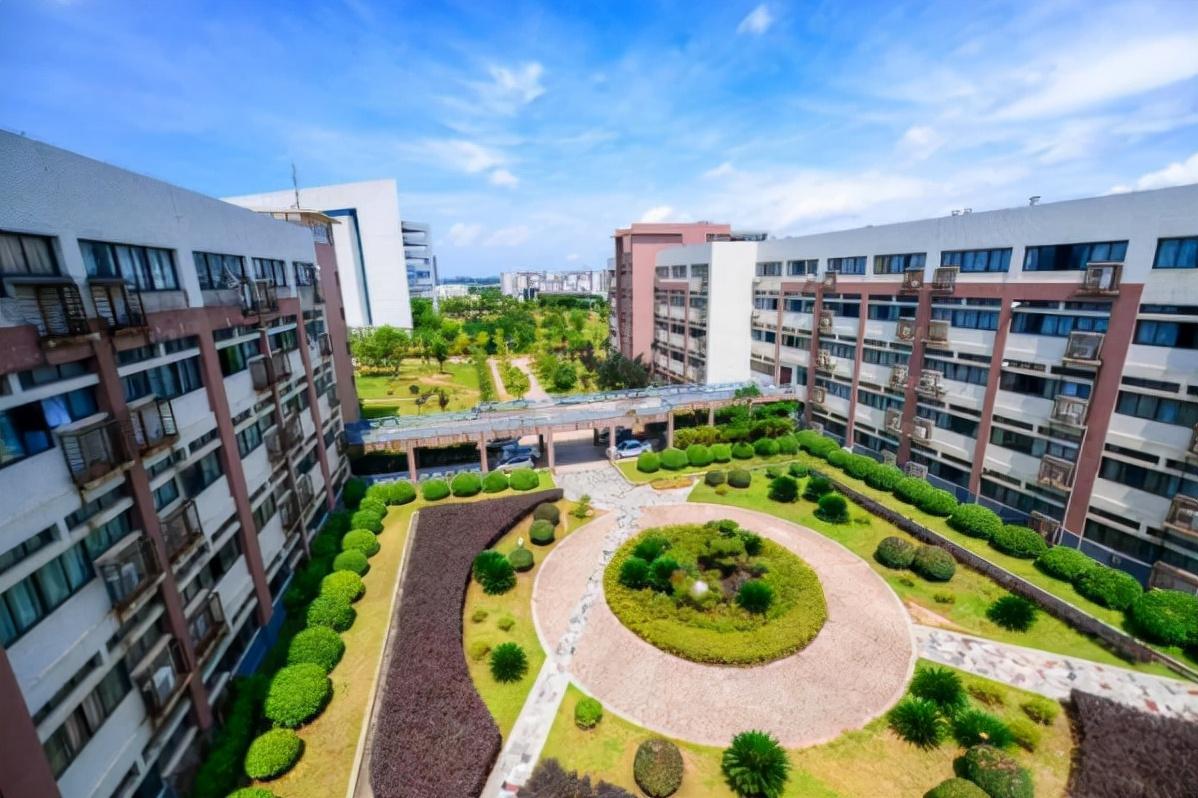 武汉纺织大学校区（新春佳节）