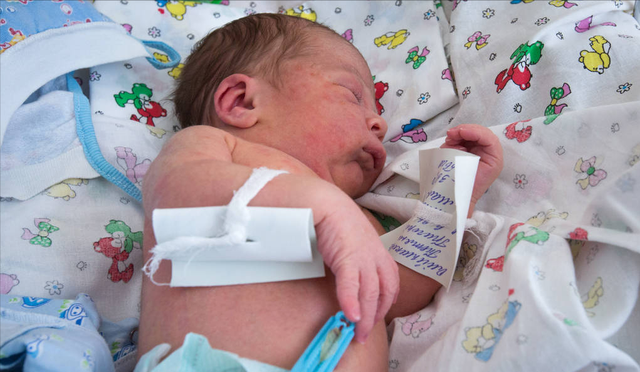 宝宝刚出生要马上喂奶吗，新生儿要马上喂奶吗（新生儿出生后24小时很关键）