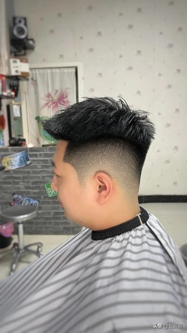 短头发怎么扎，两侧铲短pk男士碎发（短头发怎么扎起来）