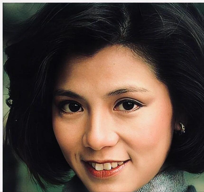 不管怎么看,翁美玲的五官都不是标准审美中的鹅蛋脸,尖下巴,反而线条