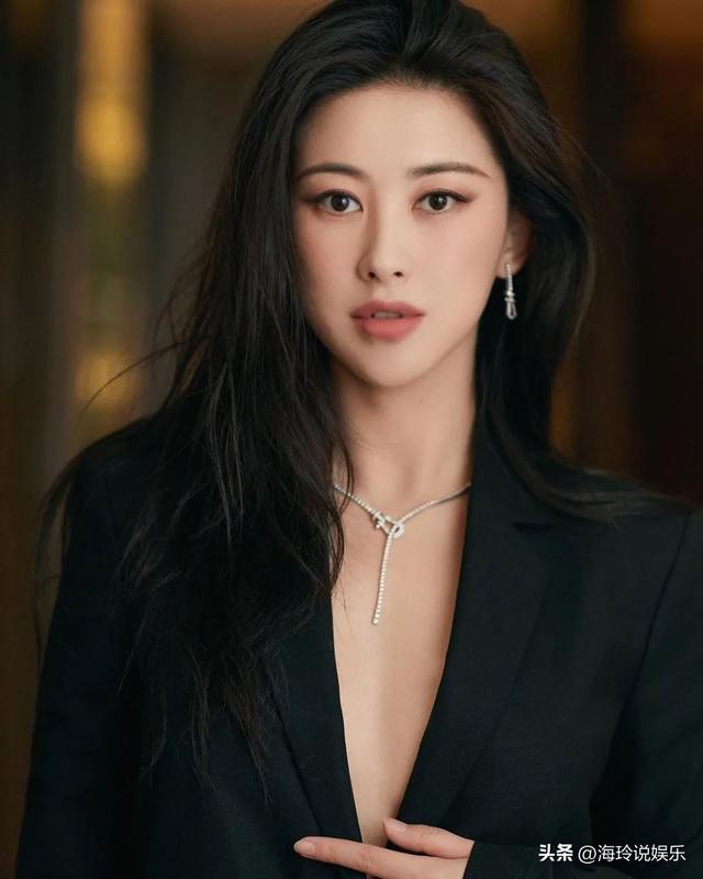出身显赫资源顶流美艳惊人的朱珠，朱珠现状（连续10年入选全球百美的女人）