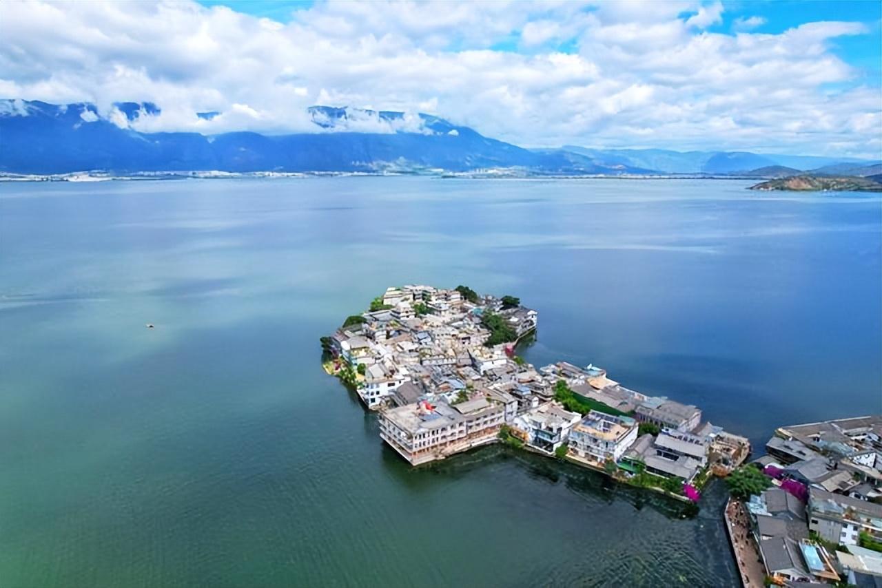 的民宿位于大理挖色镇海印村船岛3号,听花堂海景花园美宿,面朝洱海,静