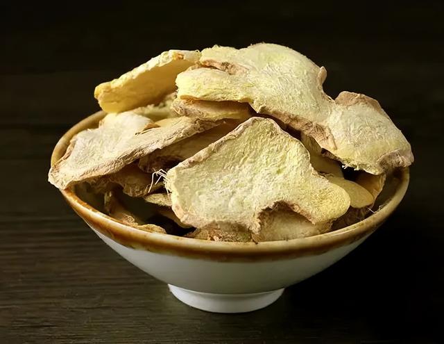 生姜和老姜的区别，生姜和老姜的区别是什么（生姜、干姜、炮姜、姜炭）