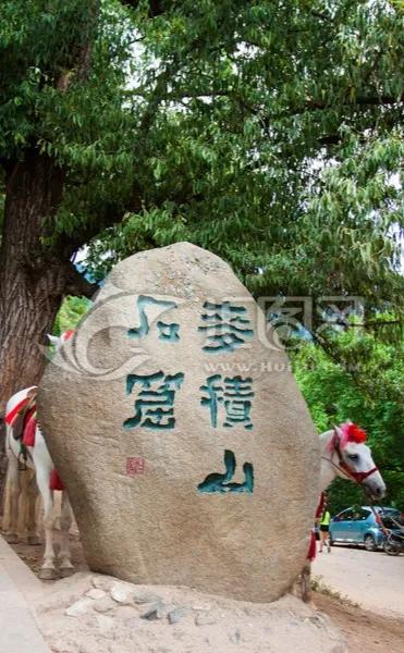 中国石窟中罕见的悬崖峭壁石窟——麦积山石窟