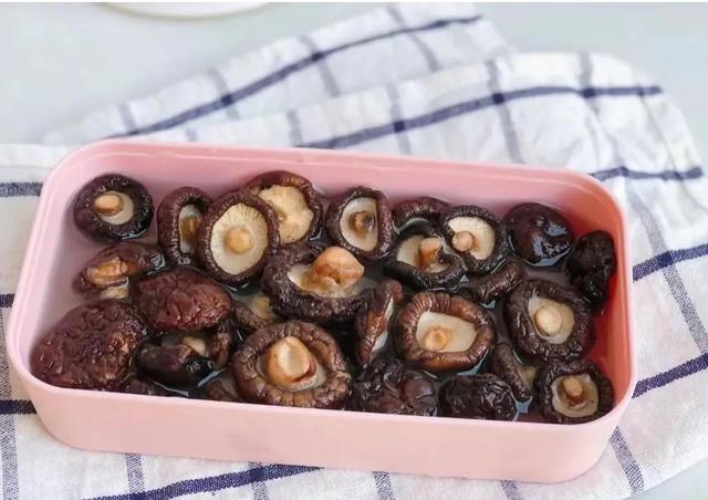 干香菇要泡多久，干香菇要泡多久才能煮（教你正确做法3分钟泡好干香菇、营养不流失）