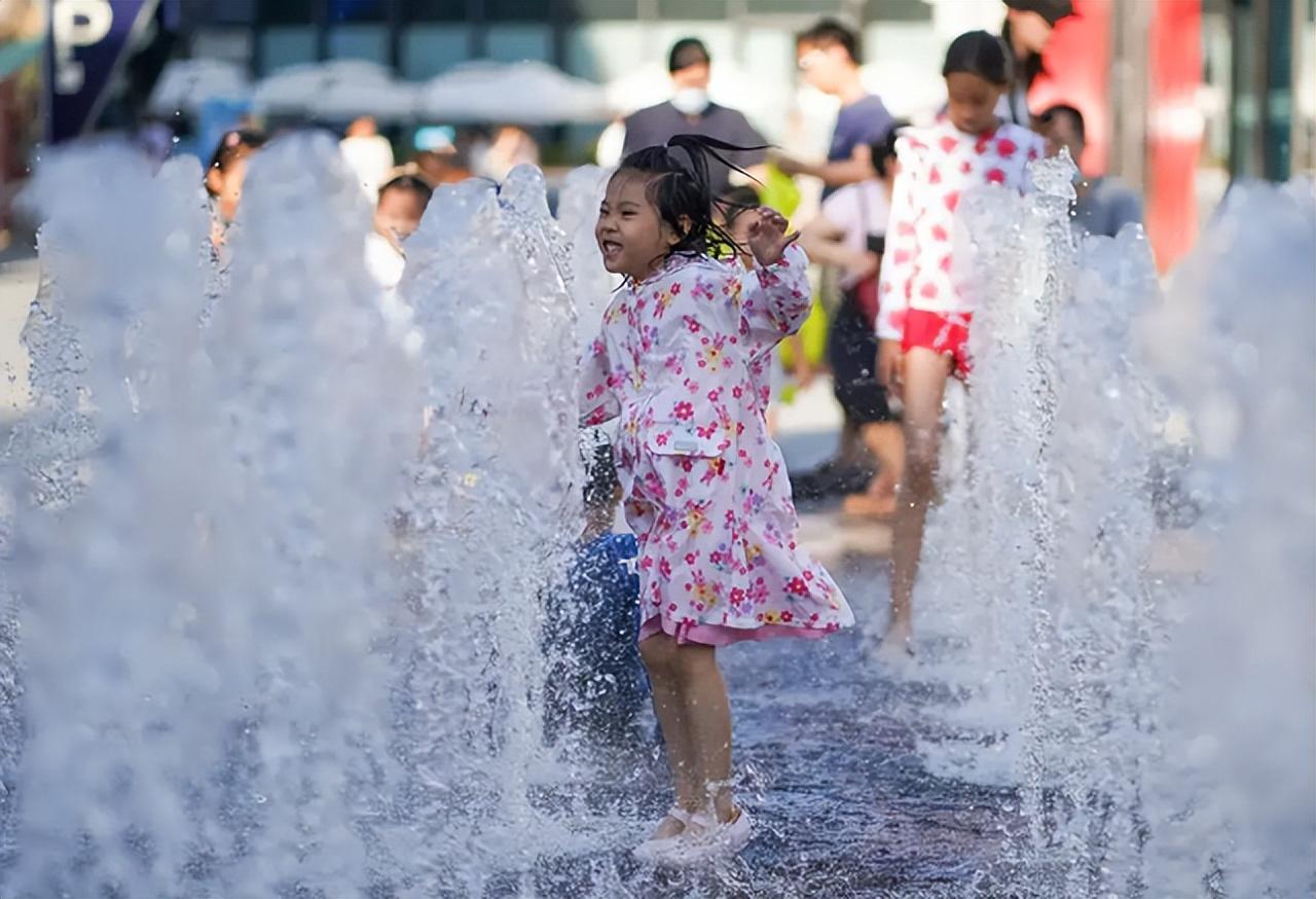 小孩河里玩水图片