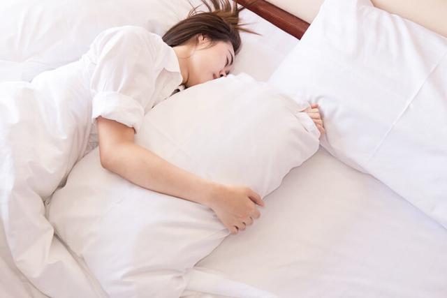 科学告诉你头朝哪睡觉最合适，风水学睡觉头朝哪个方向最好（一文解读2种“最佳睡姿”）