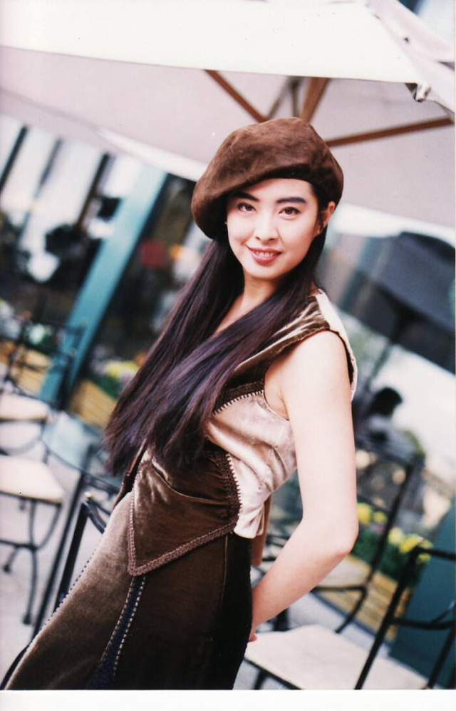 粉色外套配什么颜色内搭，粉色外套配什么颜色内搭好看男（穿粉色羽绒服配白内搭）