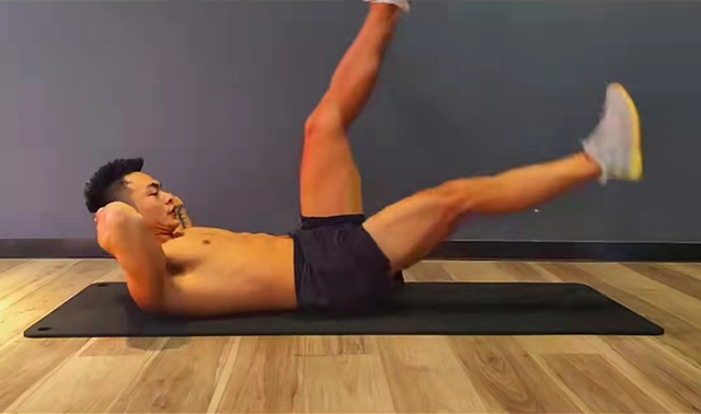 刘德华今年几岁了，刘德华多大年龄（61岁刘德华拍摄间隙仍不忘健身）