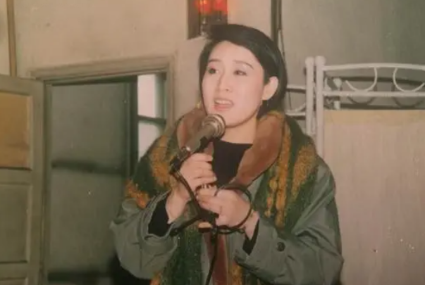 张凯丽一共有几任丈夫?34岁嫁给作家,和丈夫相爱26年 - 龙腾网