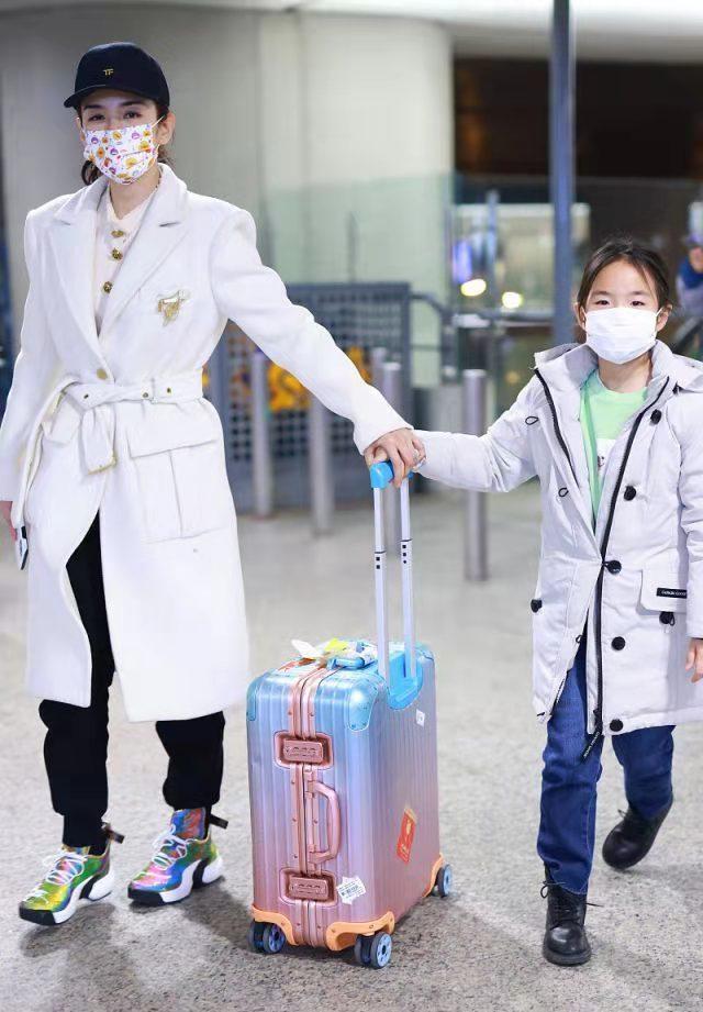黄奕携女儿亲子装现身机场，黄奕带女儿走机场