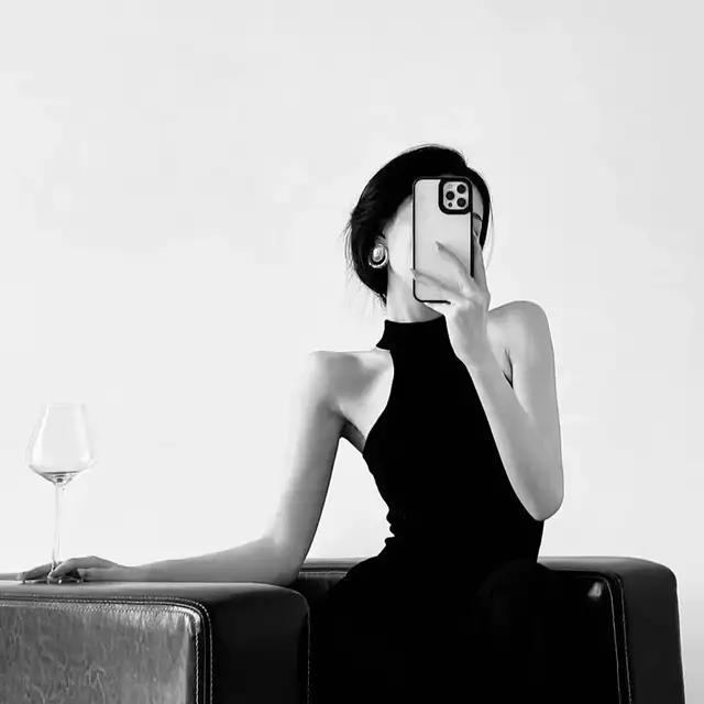 黑色系女生头像，黑色系女头（黑色系丨酷酷の微信头像）