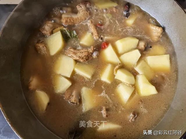 土豆炖排骨的家常做法，豆角土豆炖排骨的家常做法（土豆炖排骨）