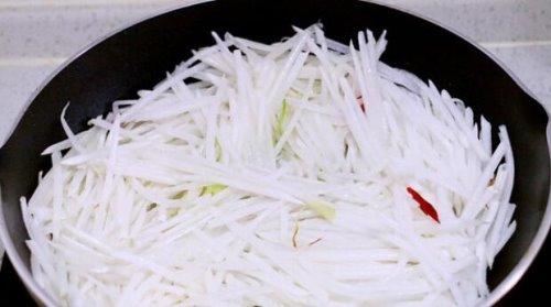 萝卜青菜怎么炒，萝卜青菜怎么炒好吃窍门（素炒白萝卜丝怎么做）