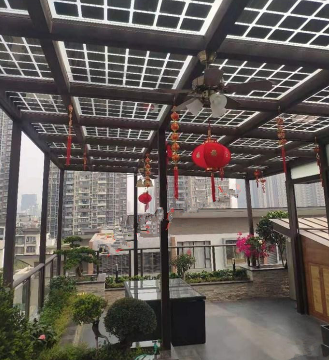 如果预算充足,还可以考虑这种太阳能板,和普通的遮阳棚相比,它能够将