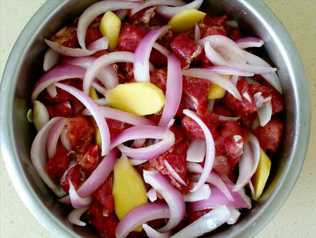 烤肉需要哪些食材，家里烤肉需要哪些食材（烤肉摊的秘制烤羊肉串）