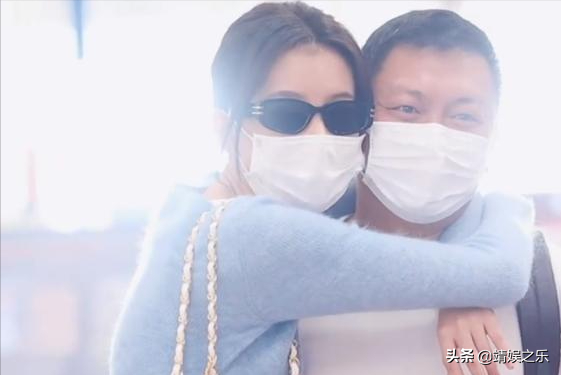 芈月传孙怡饰演的芈瑶，当众搂抱男经纪人关系亲密